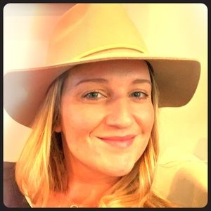 Meet your posher, Lauren